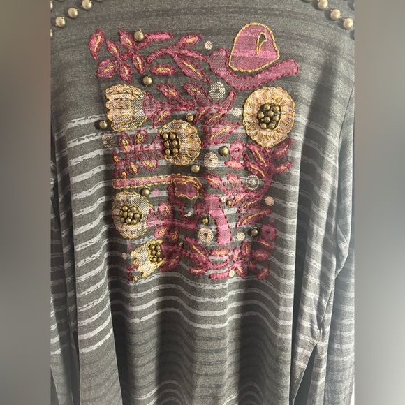 Double D Ranch Gray Tunic with Studded Detail and Embroidered Print Size M - Picture 7 of 11